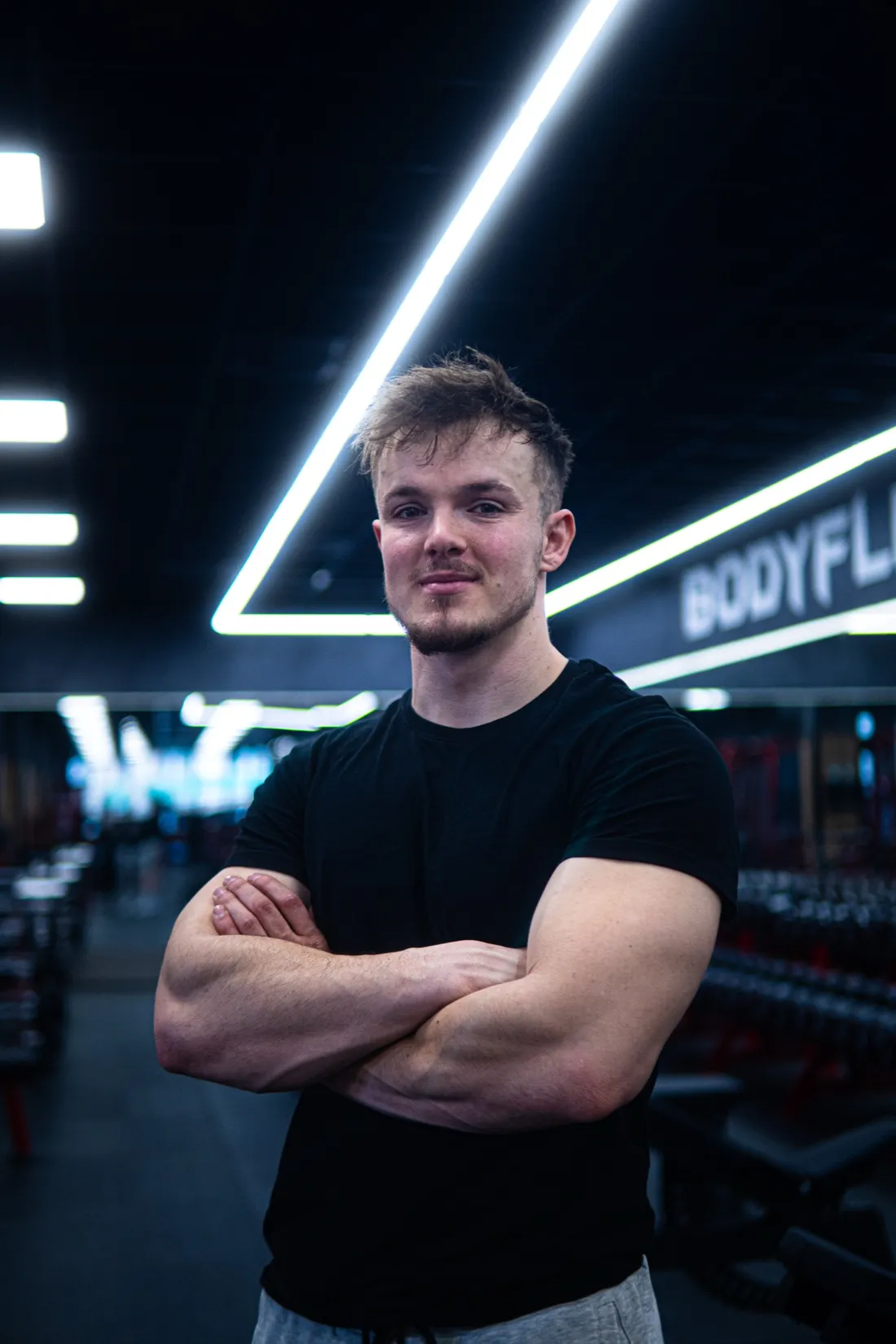Portrét – Daniel Svatoň v posilovně